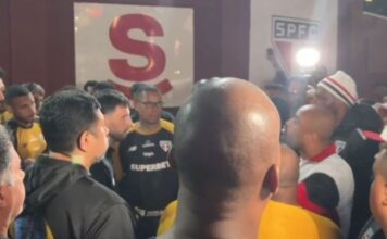Jogadores do São Paulo são cobrados por organizada após eliminação